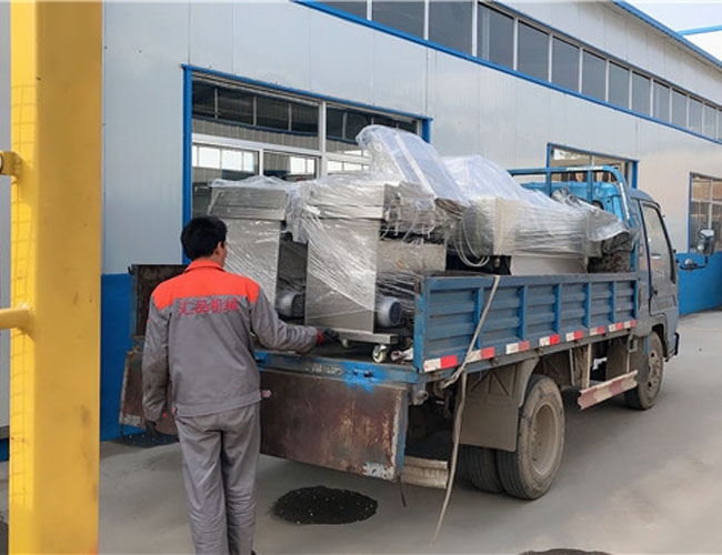 滾動(dòng)真空包裝機(jī)一臺(tái)，單室真空包裝機(jī)4臺(tái)發(fā)貨現(xiàn)場(chǎng)