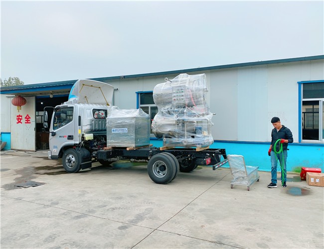 80自動(dòng)出料油炸鍋、700雙層殺菌鍋發(fā)往河南漯河