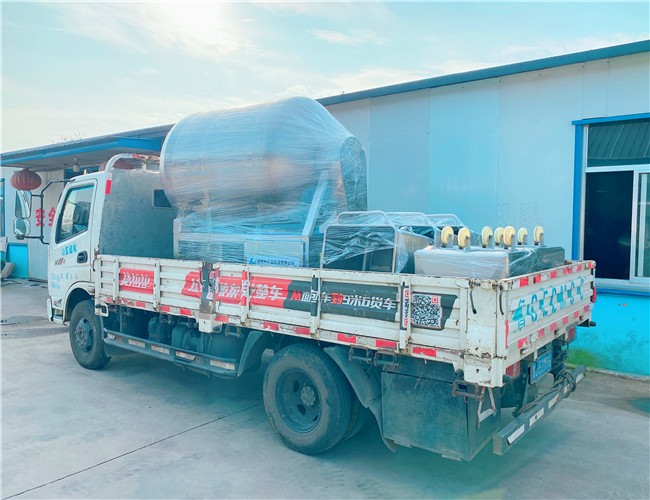 1200L真空滾揉機(jī)1臺，200L料車5臺，發(fā)往安丘