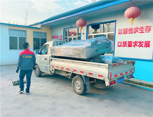 1100雙封滾動真空包裝機發(fā)往臨沂