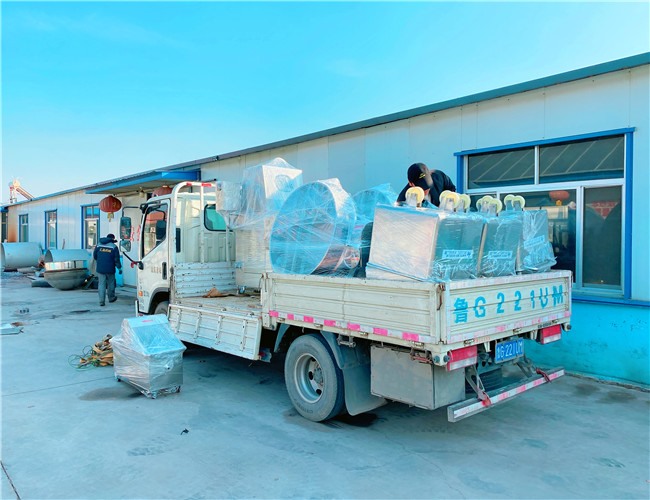 80針注射機(jī)1臺(tái)，400L可傾電加熱夾層鍋2臺(tái)，200L料車(chē)6臺(tái)，發(fā)往河南新鄉(xiāng)