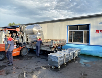 800L變頻水冷真空滾揉機1臺，200L料車5臺，發(fā)往沂水