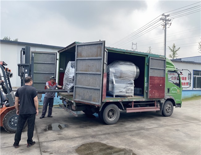 300L可傾電加熱夾層鍋、300L真空滾揉機，發(fā)往重慶。