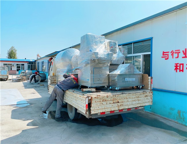 注射機(jī)2臺(tái)，滾揉機(jī)1臺(tái)，夾層鍋1臺(tái)，發(fā)貨