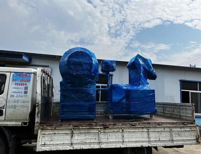 廣東魚片加工企業(yè)定制款滾揉機(jī)2臺搭配液壓上料器、提升料車發(fā)貨