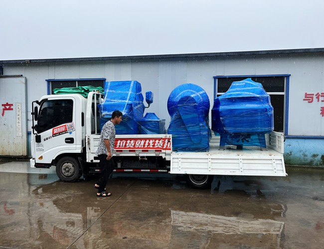 河南牛肉加工廠定制夾層鍋，氣動鹽水注射機，真空滾揉機發(fā)貨